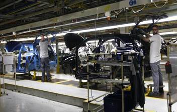 Un trabajador en la línea de montaje de Figueruelas. - JAIME GALINDO